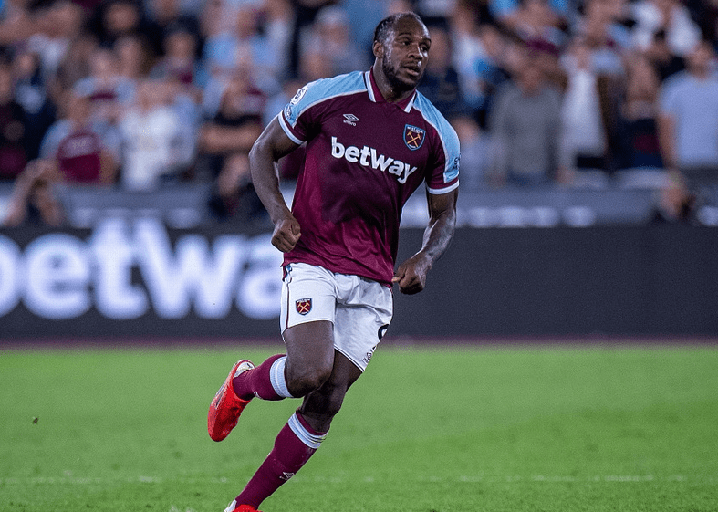 包含莱比锡关键时刻内部沟通哈兰德在掘金比赛中战术调整，媒体一致点评：赛前西汉姆战术微调的词条